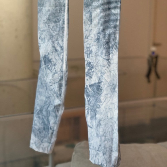 💙lululemon Ebb to Train Tight💙 - Picture 4 of 8